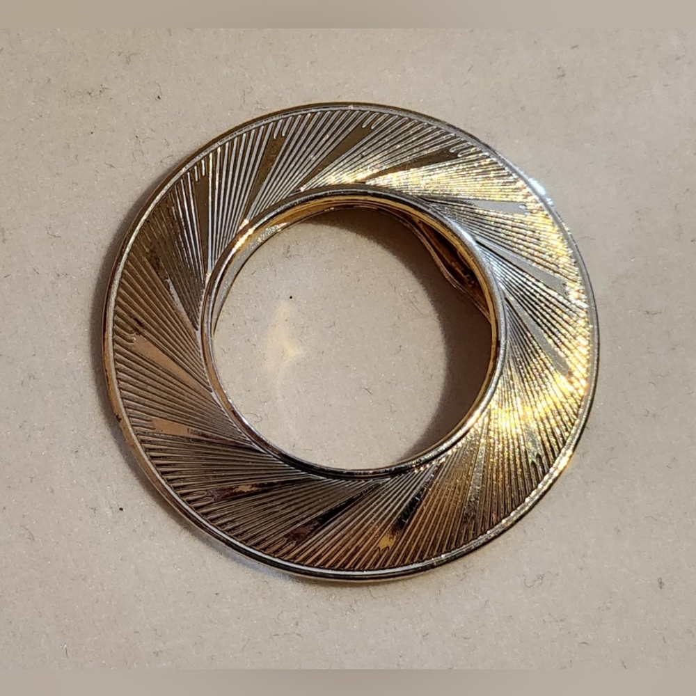 Scarf Clip / Leiba Gold Tone Round Wreath Shaped